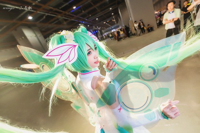 Lạ mắt với cosplay Hatsune Miku với mái tóc dài miên man - Ảnh 3.