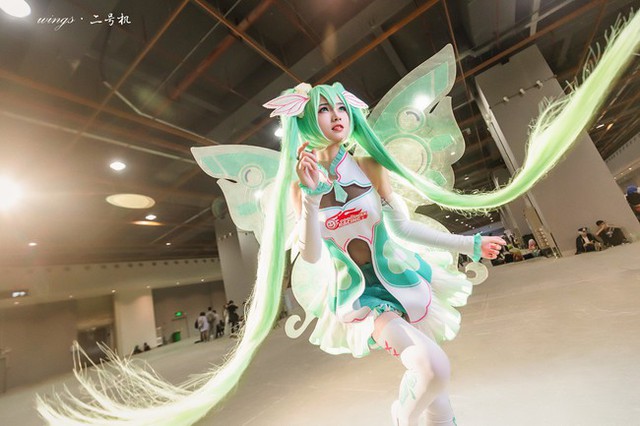 Lạ mắt với cosplay Hatsune Miku với mái tóc dài miên man - Ảnh 4.