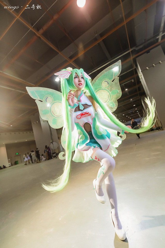 Lạ mắt với cosplay Hatsune Miku với mái tóc dài miên man - Ảnh 5.