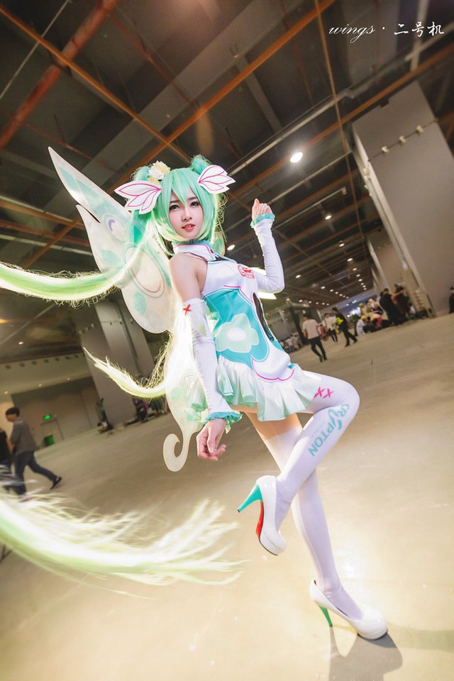 Lạ mắt với cosplay Hatsune Miku với mái tóc dài miên man - Ảnh 6.