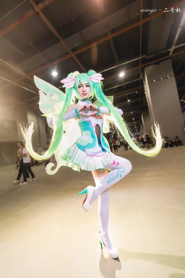 Lạ mắt với cosplay Hatsune Miku với mái tóc dài miên man - Ảnh 8.