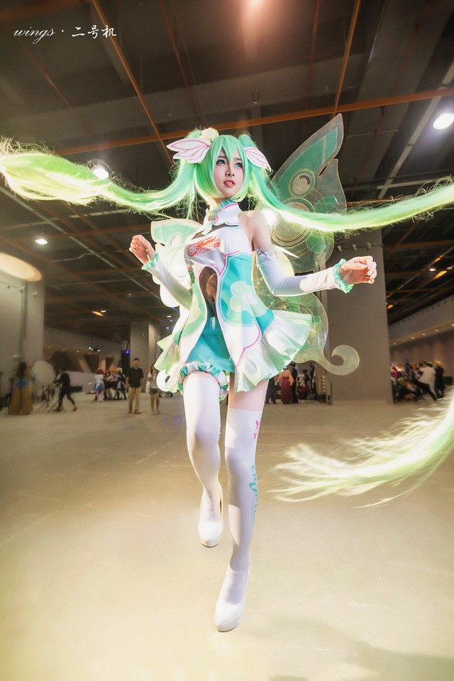 Lạ mắt với cosplay Hatsune Miku với mái tóc dài miên man - Ảnh 10.