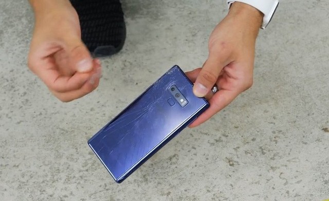 Thử thách thả rơi Galaxy Note9 và iPhone X: Cả hai đều dùng kính nhưng bên nào bền hơn? - Ảnh 6.