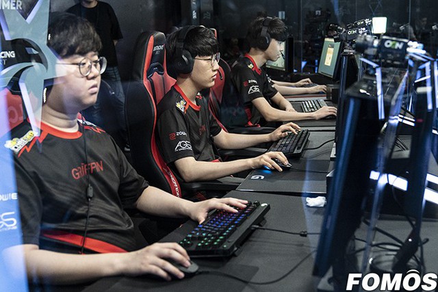 Cộng đồng LMHT bàn tán khi SKT không được vào Playoffs: Đây là thời điểm thích hợp để Faker nối gót Ryu sang H2K - Ảnh 5.