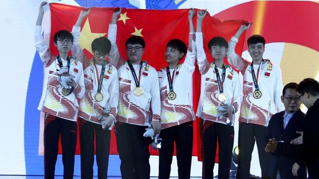 LMHT: Người hùng Asian Games - Uzi bất ngờ hé lộ quá khứ bị bố mẹ cấm đoán, mắng mỏ vì trốn học chơi game - Ảnh 1.