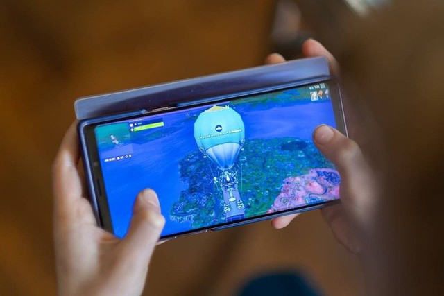 iPhone XS Max dùng The Elder Scrolls để khai chiến với Fornite trên Galaxy Note9 - Ảnh 1.