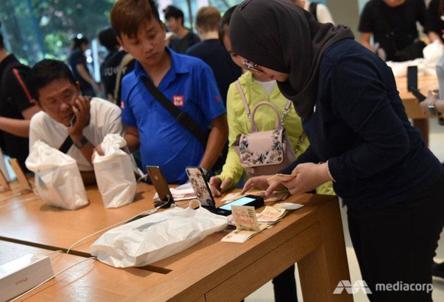 Fanboy Apple từ Việt Nam xếp hàng 24 tiếng để mua iPhone XS lên báo nước ngoài: Mình không thấy mệt tí gì cả! - Ảnh 6.