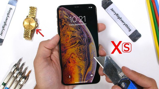 iPhone XS/XS Max chống nước, chống bia cực tốt nhưng vẫn mong manh, dễ vỡ - Ảnh 1.