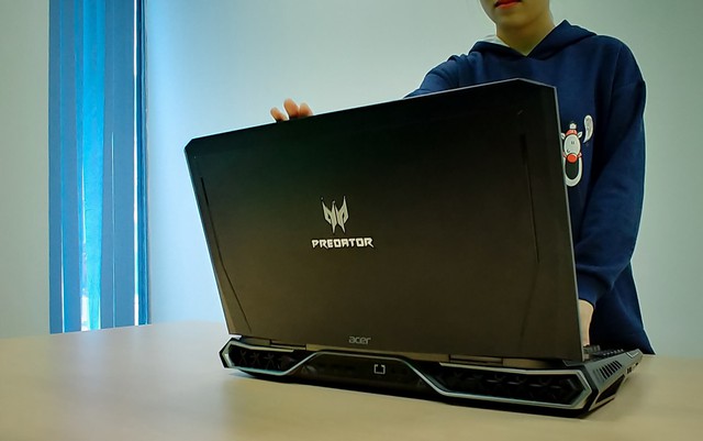 Nữ game thủ chịu chơi nhất Hà Nội sắm laptop Acer 230 triệu độc nhất vô nhị, được giao hàng bằng cả... xe mui trần và dàn soái ca đẹp trai