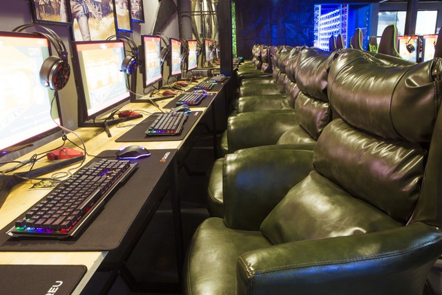Đột nhập Virus E-sport Stadium – Cybergame tại thành Vinh sở hữu công nghệ siêu khủng không cần đặt máy tính dưới gầm bàn