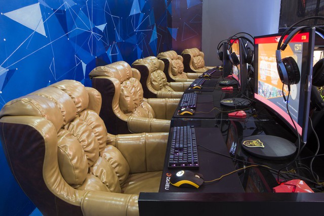Đột nhập Virus E-sport Stadium – Cybergame tại thành Vinh sở hữu công nghệ siêu khủng không cần đặt máy tính dưới gầm bàn