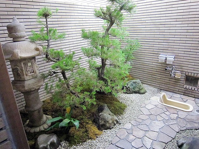 Những công trình toilet kỳ cục hết chỗ nói chỉ có ở Nhật Bản - Ảnh 3.