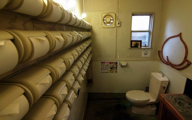 Những công trình toilet kỳ cục hết chỗ nói chỉ có ở Nhật Bản - Ảnh 8.