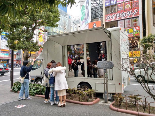 Chiếc xe tải đặc biệt nhất Nhật Bản: Bên trong cứ đóng phim người lớn, bên ngoài cứ đi bộ không biết gì! - Ảnh 3.
