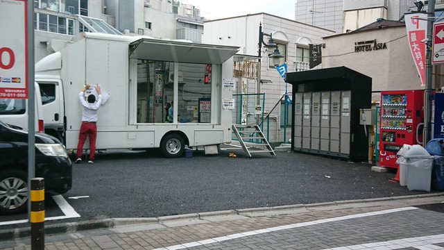 Chiếc xe tải đặc biệt nhất Nhật Bản: Bên trong cứ đóng phim người lớn, bên ngoài cứ đi bộ không biết gì! - Ảnh 5.