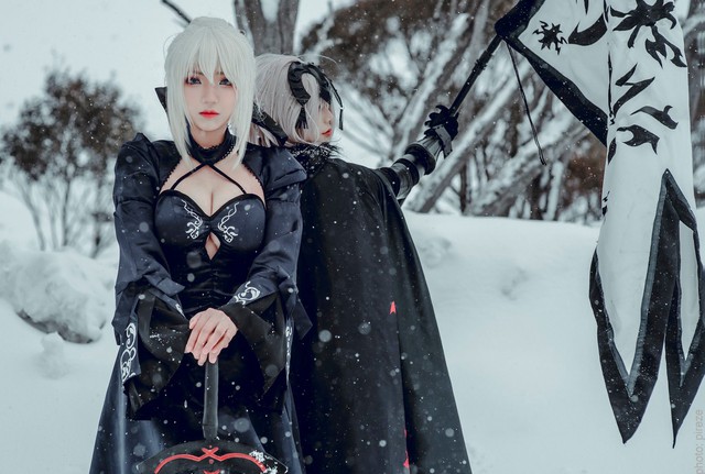 Cosplay nàng Saber và Jeanne dArc song kiếm hợp bích trên nền tuyết trắng trong Fate/Grand Order - Ảnh 8.