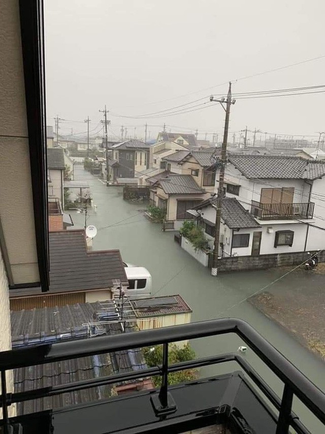 Cộng đồng mạng sửng sốt vì hình ảnh Nhật Bản ngập trong nước lũ vẫn sạch bong, không một cọng rác - Ảnh 2.