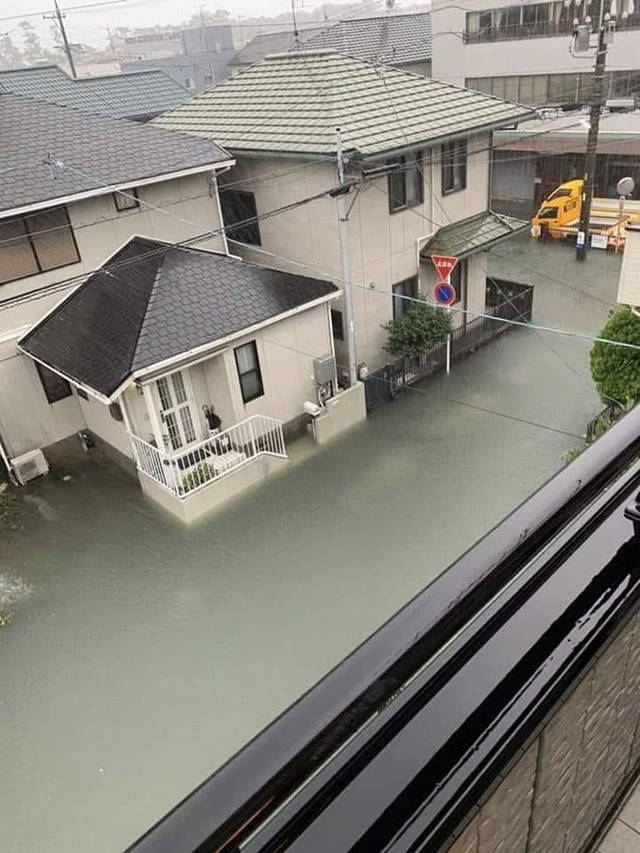 Cộng đồng mạng sửng sốt vì hình ảnh Nhật Bản ngập trong nước lũ vẫn sạch bong, không một cọng rác - Ảnh 3.