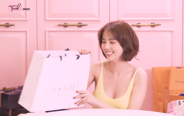 Đập hộp loạt đồ tiền tỷ cũng chưa sốc bằng phát ngôn của Ngọc Trinh: Đồ 1 tỷ mua liền tay, từ 3 tỷ mới nhìn giá - Ảnh 9. Đập hộp loạt đồ tiền tỷ cũng chưa sốc bằng phát ngôn của Ngọc Trinh: Đồ 1 tỷ mua liền tay, từ 3 tỷ mới nhìn giá - Ảnh 9.
