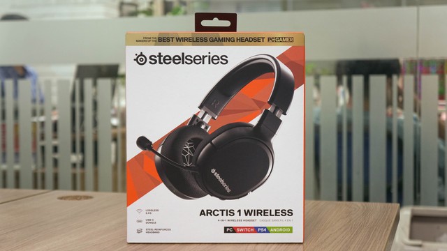 Dùng thử SteelSeries Arctis 1 Wireless: Đang chơi game muốn đi WC cũng không cần tháo tai nghe - Ảnh 1.