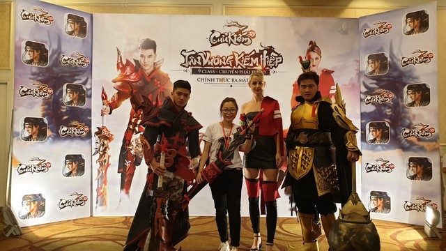 Đứng đến… nách cô nàng người mẫu Tây, đây có lẽ là lần cosplay đáng quên nhất của 2 thanh niên Việt - Ảnh 5.