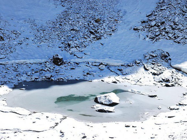 Bí ẩn chưa có lời giải về hồ nước chứa đầy xương người trên dãy Himalayas - Ảnh 18.