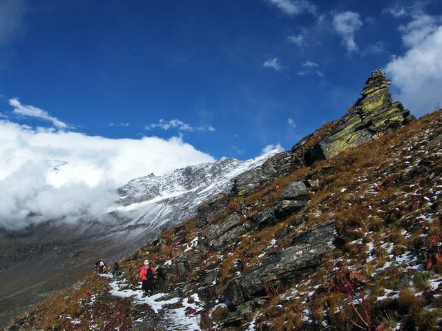 Bí ẩn chưa có lời giải về hồ nước chứa đầy xương người trên dãy Himalayas - Ảnh 5.