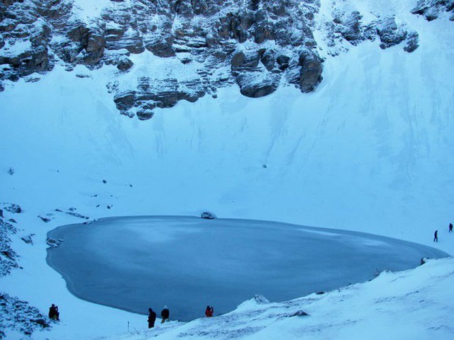 Bí ẩn chưa có lời giải về hồ nước chứa đầy xương người trên dãy Himalayas - Ảnh 10.