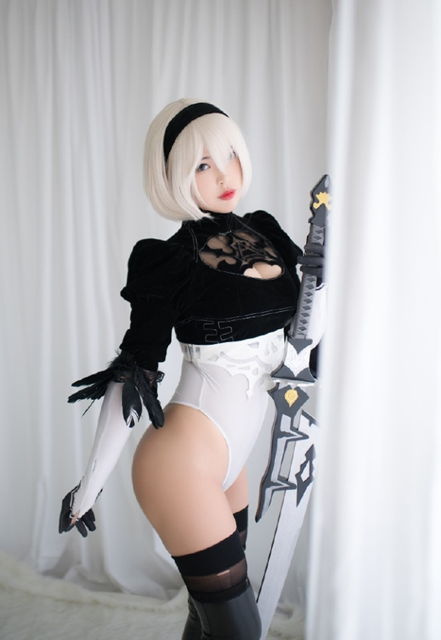 Cô nàng nóng bỏng 2B trong Nier: Automata lại thiêu đốt người hâm mộ qua loạt ảnh cosplay đẹp lung linh - Ảnh 11.