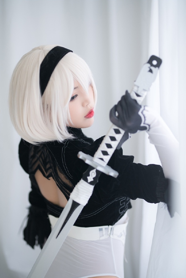 Cô nàng nóng bỏng 2B trong Nier: Automata lại thiêu đốt người hâm mộ qua loạt ảnh cosplay đẹp lung linh - Ảnh 9.