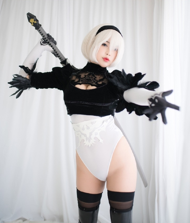 Cô nàng nóng bỏng 2B trong Nier: Automata lại thiêu đốt người hâm mộ qua loạt ảnh cosplay đẹp lung linh - Ảnh 5.