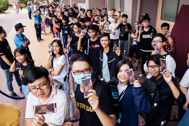 Trước thềm Chung Kết Quốc Gia - Đấu Trường Sinh Tồn 2019: Game thủ nô nức xếp hàng tham dự sự kiện hot nhất trong năm của Free Fire - Ảnh 3. Trước thềm Chung Kết Quốc Gia - Đấu Trường Sinh Tồn 2019: Game thủ nô nức xếp hàng tham dự sự kiện hot nhất trong năm của Free Fire - Ảnh 3.