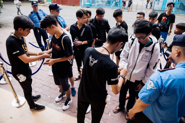 Trước thềm Chung Kết Quốc Gia - Đấu Trường Sinh Tồn 2019: Game thủ nô nức xếp hàng tham dự sự kiện hot nhất trong năm của Free Fire - Ảnh 6. Trước thềm Chung Kết Quốc Gia - Đấu Trường Sinh Tồn 2019: Game thủ nô nức xếp hàng tham dự sự kiện hot nhất trong năm của Free Fire - Ảnh 6.