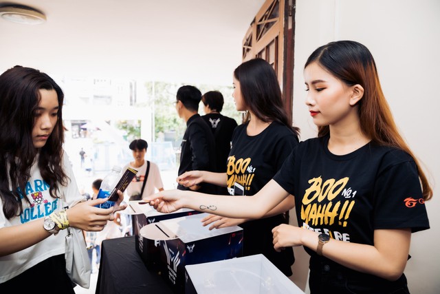 Trước thềm Chung Kết Quốc Gia - Đấu Trường Sinh Tồn 2019: Game thủ nô nức xếp hàng tham dự sự kiện hot nhất trong năm của Free Fire - Ảnh 8. Trước thềm Chung Kết Quốc Gia - Đấu Trường Sinh Tồn 2019: Game thủ nô nức xếp hàng tham dự sự kiện hot nhất trong năm của Free Fire - Ảnh 8.