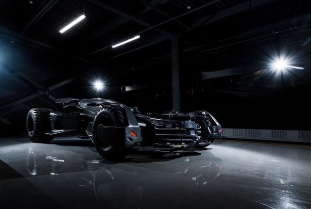 Batmobile đang cần tìm chủ mới: Giá gần 20 tỷ đồng, trang bị camera ảnh nhiệt, kính chống đạn, gắn được cả súng máy - Ảnh 4.