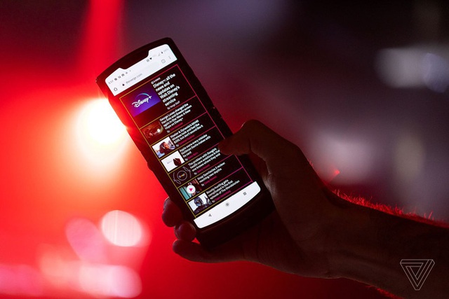 Motorola Razr chính thức được hồi sinh với hình hài của một chiếc smartphone Android màn hình gập, giá 1.500 USD - Ảnh 1.