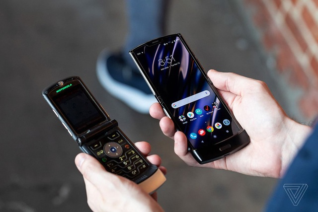 Motorola Razr chính thức được hồi sinh với hình hài của một chiếc smartphone Android màn hình gập, giá 1.500 USD - Ảnh 3.