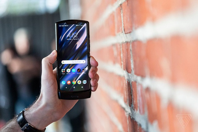 Motorola Razr chính thức được hồi sinh với hình hài của một chiếc smartphone Android màn hình gập, giá 1.500 USD - Ảnh 4.