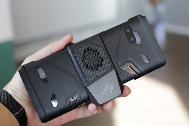 ROG Phone 2 chính hãng tại Việt Nam có giá 22 triệu đồng, gần gấp đôi hàng xách tay - Ảnh 4.