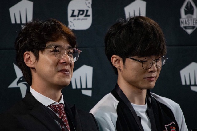 ESPN đưa tin: Cả HLV kkOma lẫn Khan đều ngừng đàm phán với SKT, thầy trò dắt nhau sang Trung Quốc gia nhập LPL - Ảnh 1.