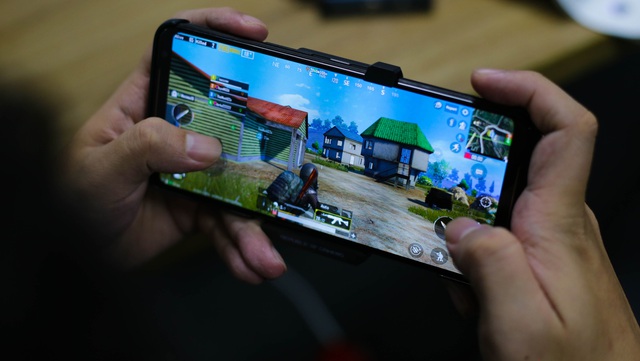 Nắn tận tay ROG Phone 2: Smartphone gaming hơn 20 triệu liệu chơi có sướng như lời đồn - Ảnh 8.