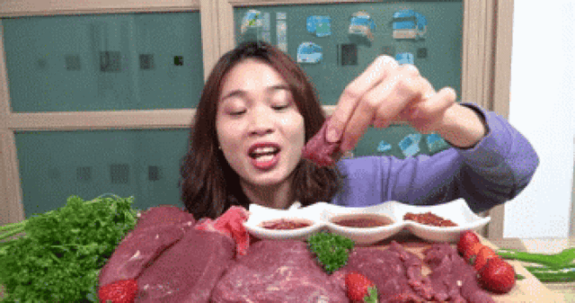 Youtuber người Việt ăn thịt đà điểu sống khiến dân tình lắc đầu chào thua vì chỉ nhìn thôi đã... hết hồn - Ảnh 2.