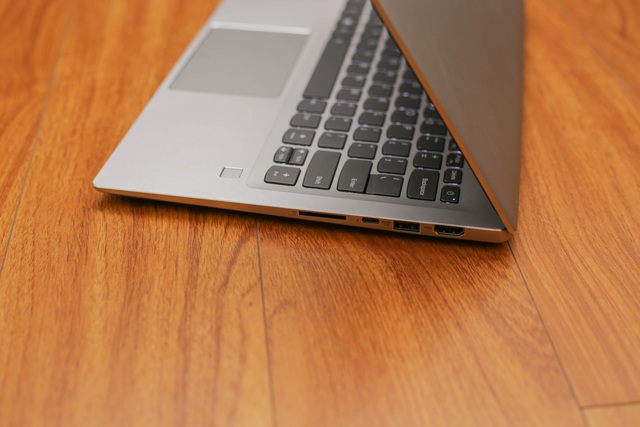 Đánh giá Lenovo IdeaPad 720S - Laptop nhỏ nhắn xinh xắn nhưng có võ - Ảnh 4.
