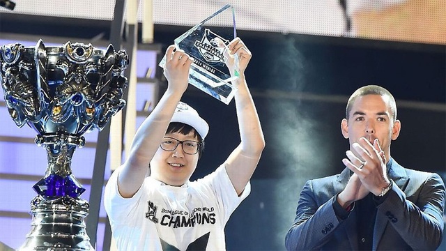 RNG Mata: Tôi muốn trở thành người đầu tiên trong lịch sử vô địch CKTG trên cả cương vị tuyển thủ và HLV - Ảnh 1. RNG Mata: Tôi muốn trở thành người đầu tiên trong lịch sử vô địch CKTG trên cả cương vị tuyển thủ và HLV - Ảnh 1.