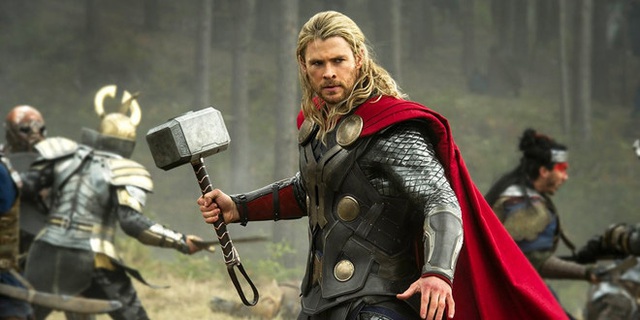 Chôm búa tới 5 lần, Chris Hemsworth bị vợ ra sắc lệnh Cấm mang thêm đạo cụ đóng phim về nhà - Ảnh 1.