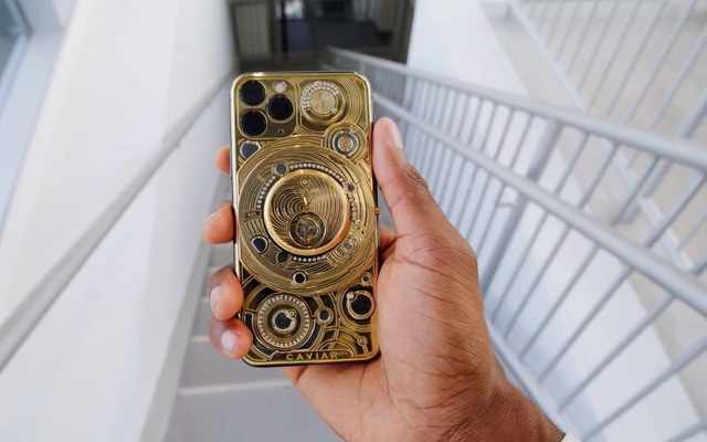 Đập hộp chiếc iPhone đắt nhất thế giới: dát vàng 24-carat, đính kèm 137 viên kim cương, tặng kèm Airpods Pro - Ảnh 2. Đập hộp chiếc iPhone đắt nhất thế giới: dát vàng 24-carat, đính kèm 137 viên kim cương, tặng kèm Airpods Pro - Ảnh 2.