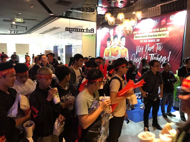 Hot Streamer Uyên Pu, Xemesis “tiếp lửa cho đội tuyển quốc gia Mobile Legends: Bang Bang tại buổi offline siêu hoành tráng - Ảnh 2. Hot Streamer Uyên Pu, Xemesis “tiếp lửa cho đội tuyển quốc gia Mobile Legends: Bang Bang tại buổi offline siêu hoành tráng - Ảnh 2.