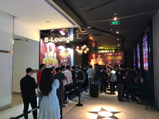 Hot Streamer Uyên Pu, Xemesis “tiếp lửa cho đội tuyển quốc gia Mobile Legends: Bang Bang tại buổi offline siêu hoành tráng - Ảnh 4. Hot Streamer Uyên Pu, Xemesis “tiếp lửa cho đội tuyển quốc gia Mobile Legends: Bang Bang tại buổi offline siêu hoành tráng - Ảnh 4.