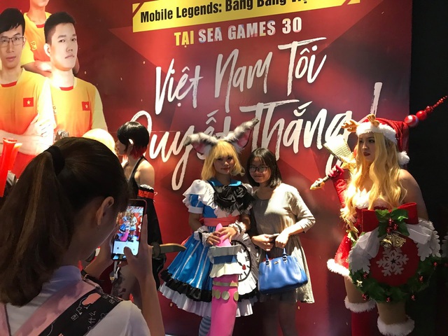 Hot Streamer Uyên Pu, Xemesis “tiếp lửa cho đội tuyển quốc gia Mobile Legends: Bang Bang tại buổi offline siêu hoành tráng - Ảnh 7. Hot Streamer Uyên Pu, Xemesis “tiếp lửa cho đội tuyển quốc gia Mobile Legends: Bang Bang tại buổi offline siêu hoành tráng - Ảnh 7.