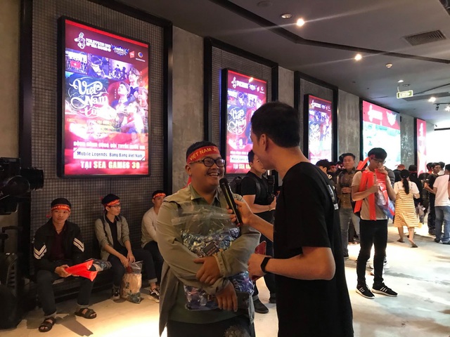 Hot Streamer Uyên Pu, Xemesis “tiếp lửa cho đội tuyển quốc gia Mobile Legends: Bang Bang tại buổi offline siêu hoành tráng - Ảnh 8. Hot Streamer Uyên Pu, Xemesis “tiếp lửa cho đội tuyển quốc gia Mobile Legends: Bang Bang tại buổi offline siêu hoành tráng - Ảnh 8.